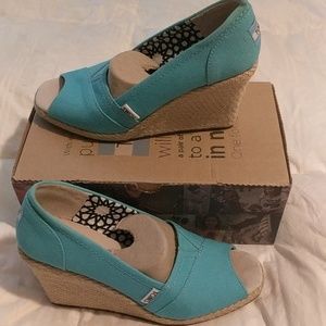 New in Box Toms canvas wedge 7.5